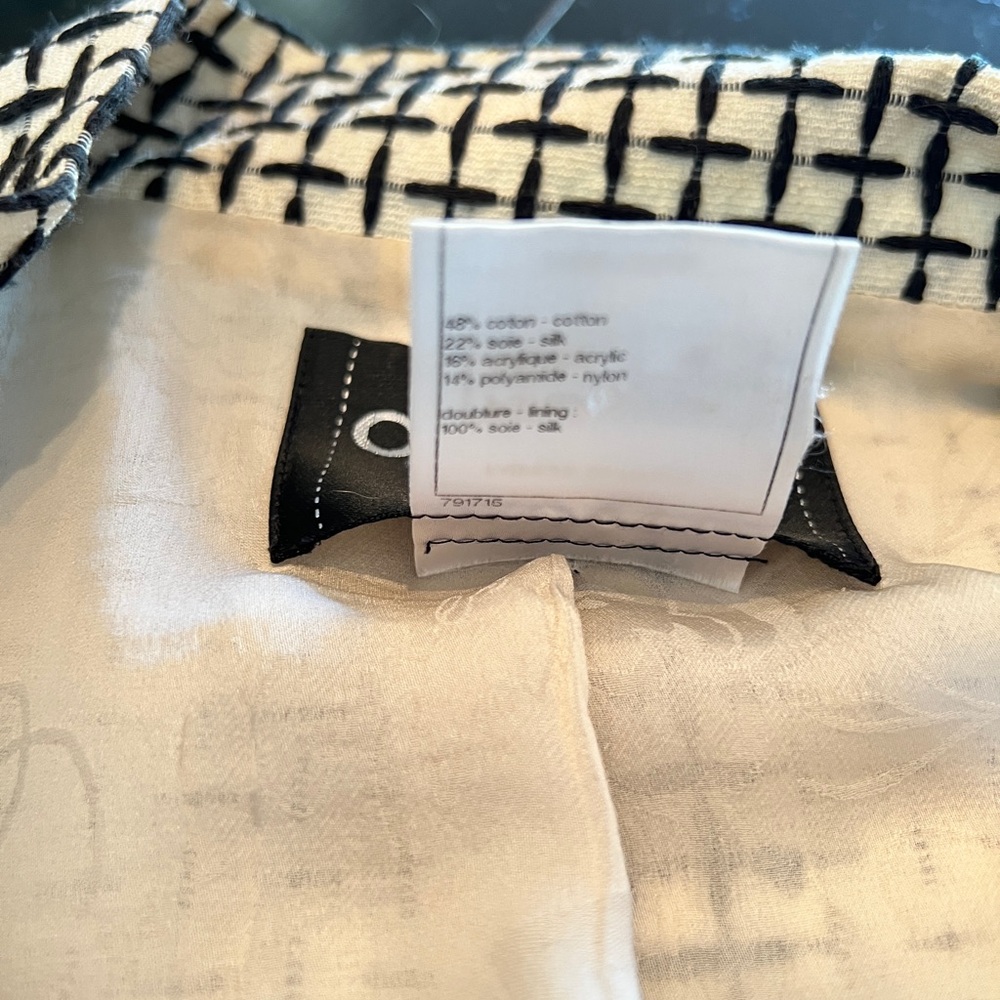 CHANEL Black and White Patterned Blazer - Picture 12 of 13